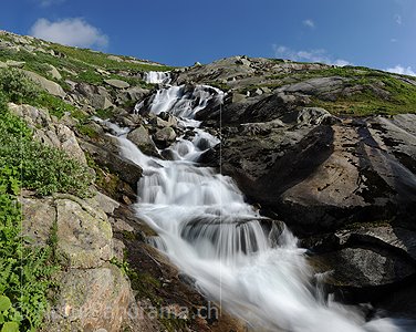 P010174a: Grossbild Erfrischender Wasserfall in Berglandschaft