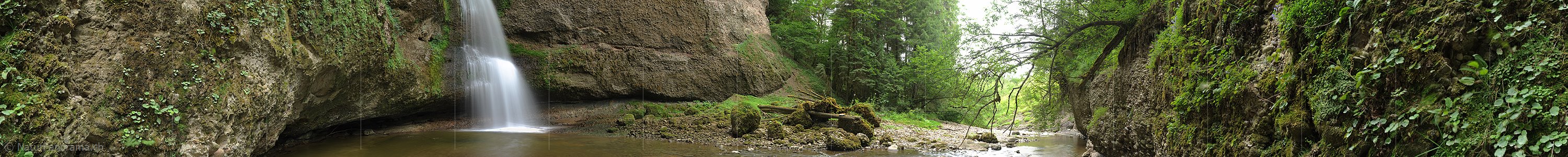 P010218a: 360° Panoramabild Feiner Wasserfall in idyllischer Umgebung (Langzeitbelichtung)