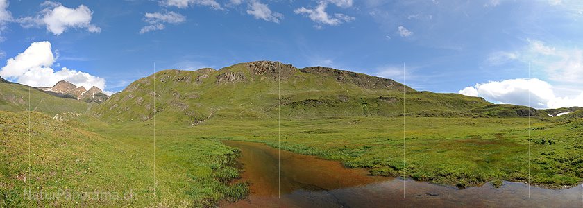 P010315: Panoramafoto Länglicher See mit orangem Grund