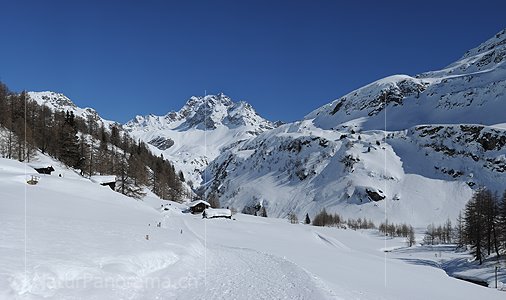 P012215: Panoramabild Winterlandschaft mit markantem Berg (Ofenhorn)