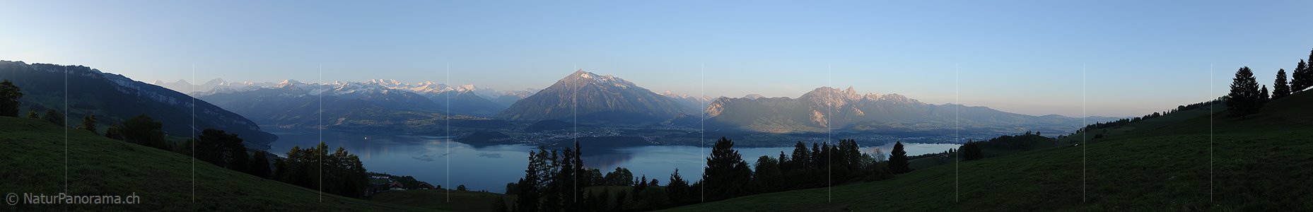 P012761: Panorama Morgenstimmung über der Thunerseeregion