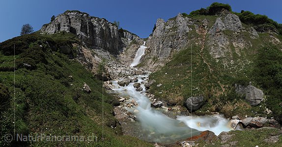 P013055: Panoramafoto Wasserfall und Bergbach (Langzeitbelichtung)