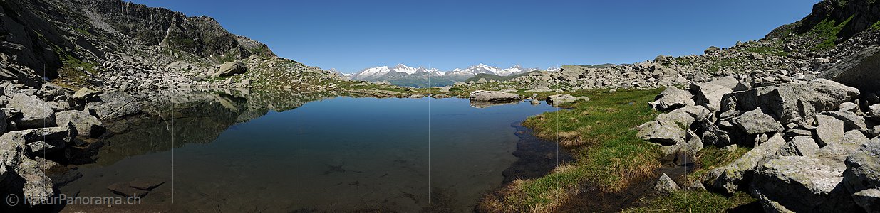 P013250: Panorama Bergsee mit glatter Oberfläche in Berglandschaft