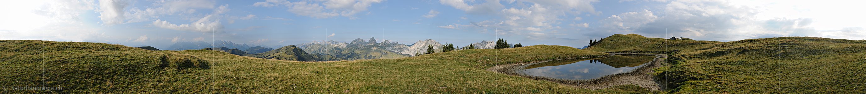 P013570: 360° Panoramafoto Kleiner Bergsee in lieblicher Berglandschaft