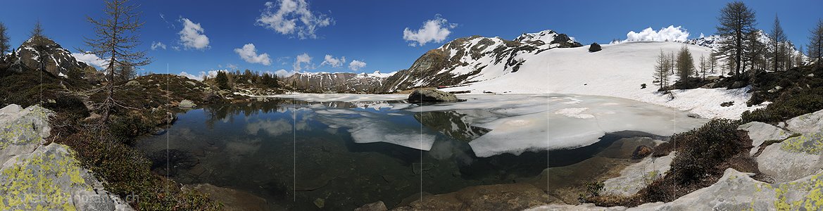 P014634: 360° Gigapixel-Panoramafoto Teilweise mit Eis bedeckter Bergsee