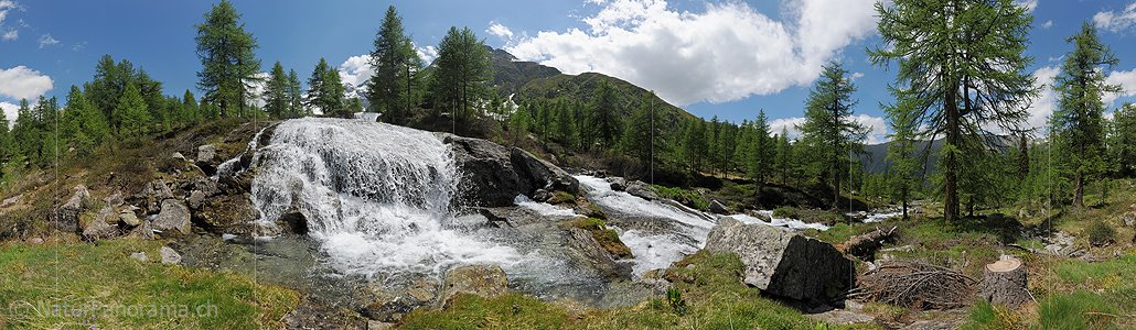 P014694: 360° Panoramabild Wasserfall in Naturlandschaft