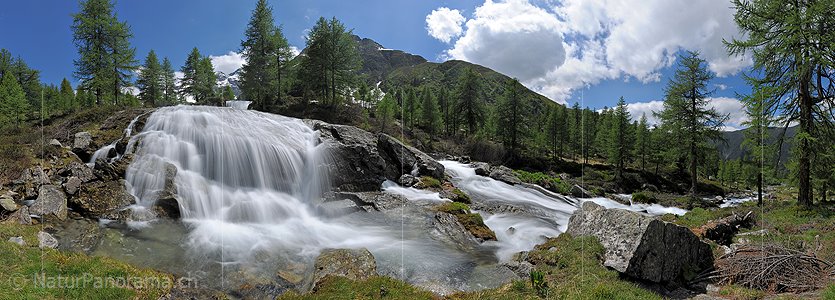 P014695a: Panoramafoto Wasserfall in Naturlandschaft (Langzeitbelichtung)