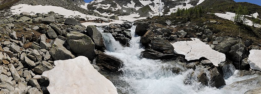 P014715: Hochauflösendes Foto Sprudelnder Bergbach