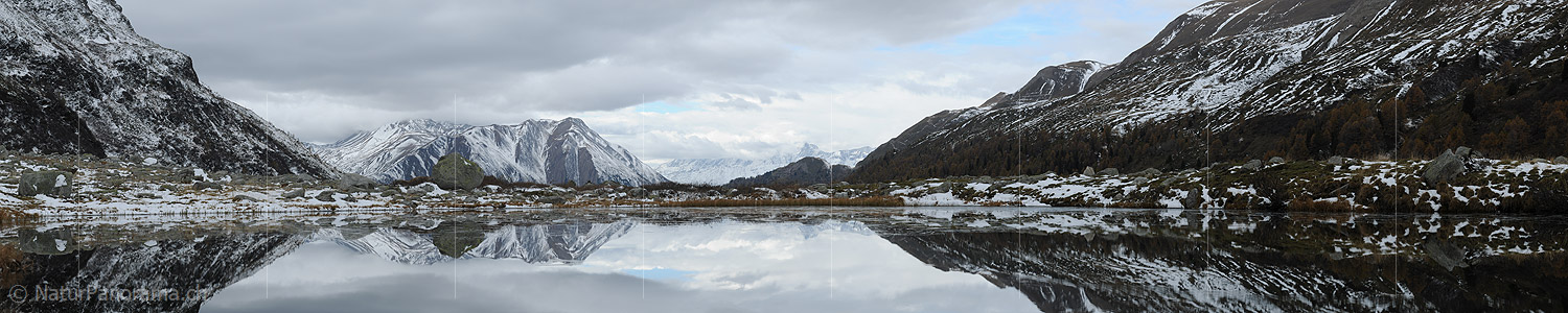 P015256b: Panoramic picture Reflection of a slightly snowy mountain landscape