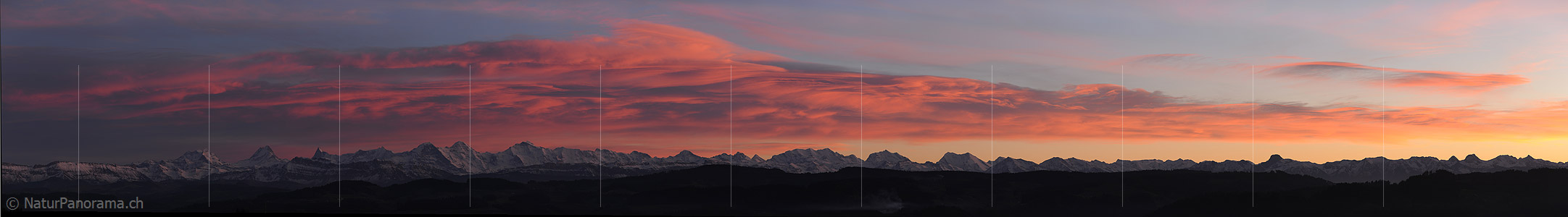 P015611c: Panoramafoto Abendstimmung mit gefärbten Wolken über den Berner Alpen