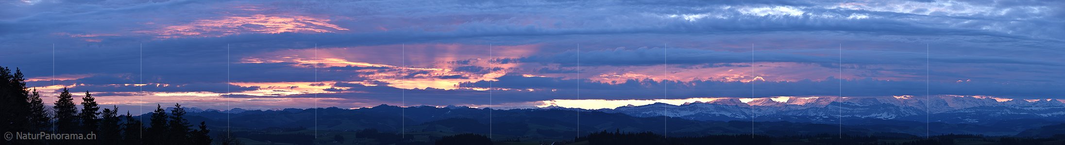 P017245: Panoramafoto Morgenstimmung mit gefärbten Wolken und Lichtstrahlen