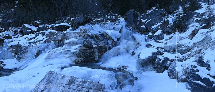P017333: Panoramafoto Wasserfall im Winter