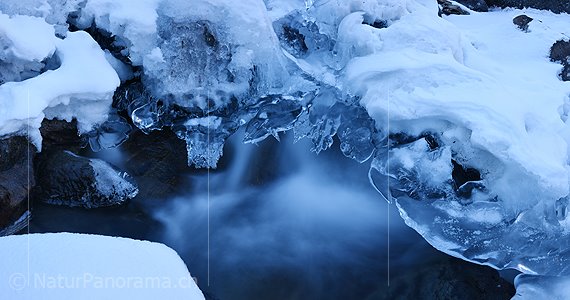 P017339: Panoramafoto Eisgebilde im Bergbach