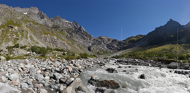 P018552: Grossfoto Wilder Bergbach in Naturlandschaft