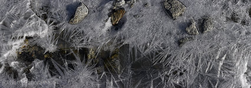 P018696: Panoramafoto Eiskristalle und Steine