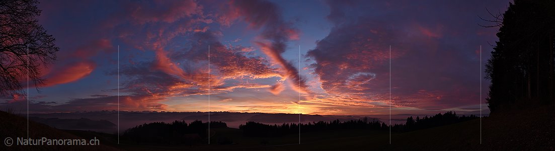 P019018: Panoramafoto Kunstvoll geformte glühende Wolken am Abendhimmel