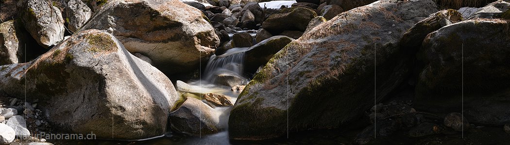 P019481: Panoramafoto Wasser und Felsblöcke