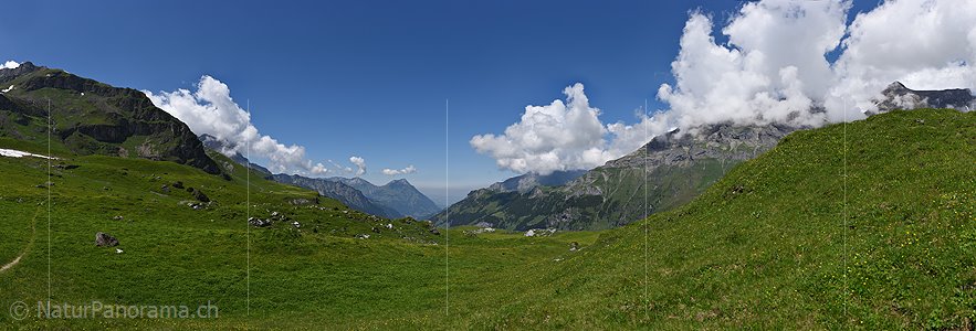 P021580a: Panoramafoto Freundlicher Wolkenhimmel über Berglandschaft mit Alpweiden
