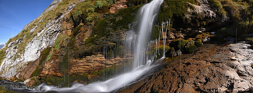 P022545: Panoramafoto Kleiner Wasserfall in Bergbach und Moos