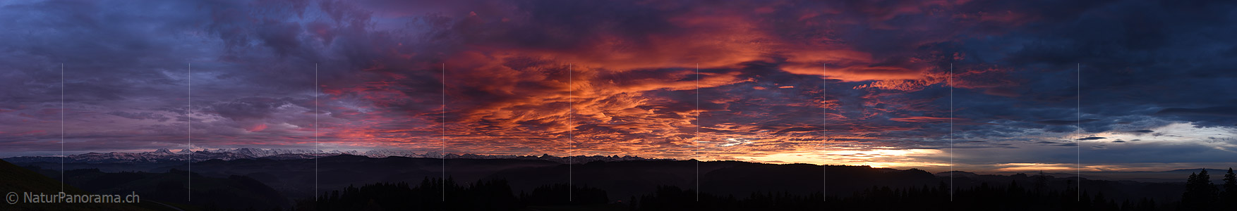 P022703: Panoramafoto Abendhimmel mit strukturierten und gefärbten Wolken