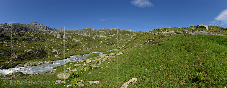 P023362: Panoramafoto Bergbach in grüner Berglandschaft