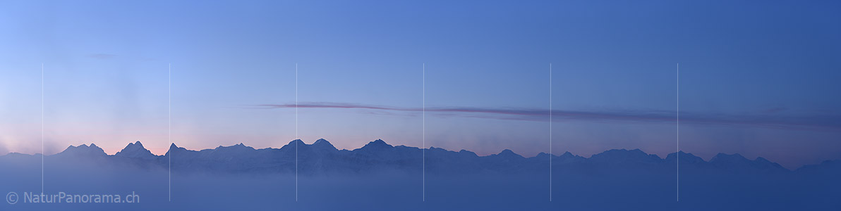 P020761: Panoramafoto Berner Alpen durch feinen Morgennebel