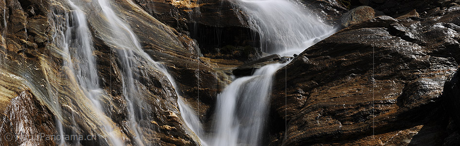 P010311: Panoramafoto Feine Wasserfälle über geschichteten Fels