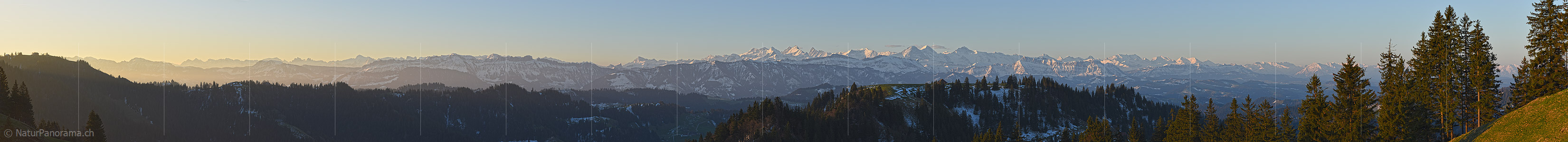P019601a: Panoramafoto Morgenstimmung über dem Napfgebiet und den Berner Alpen