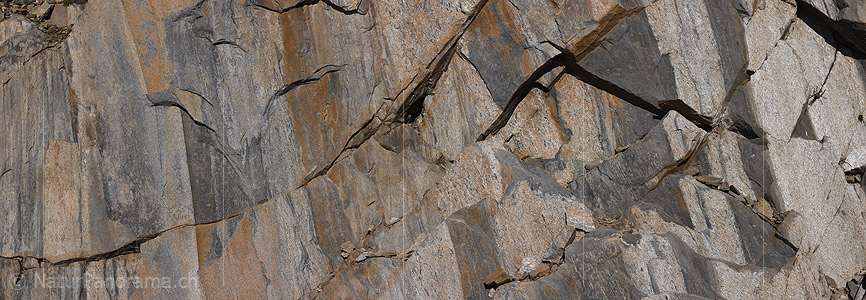 P023759: Panoramafoto Strukturen in Felswand aus Bündner Schiefer