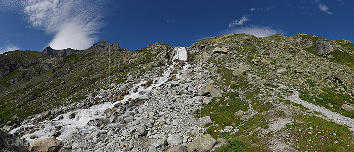 P023358: Panoramafoto Wasserfall in grüner Berglandschaft