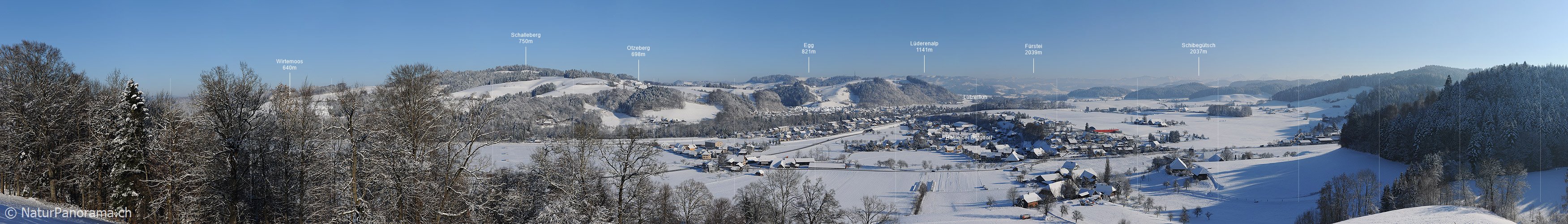 P007006: Panoramabild Frisch verschneite Landschaft mit Dorf
