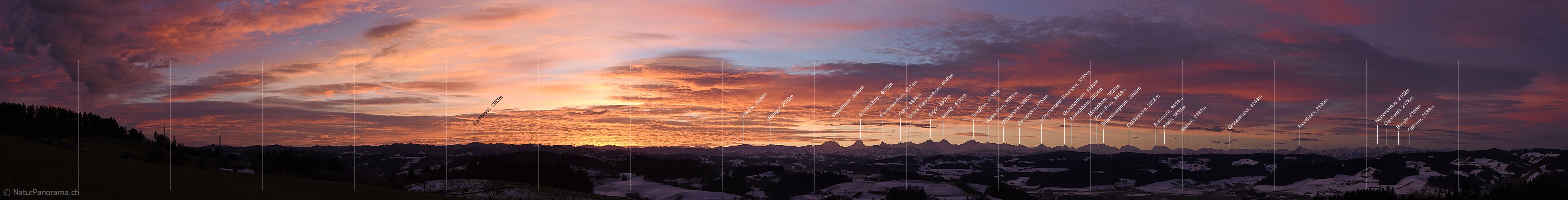 P017399: Panoramafoto Morgenstimmung mit glühenden Wolken am Himmel