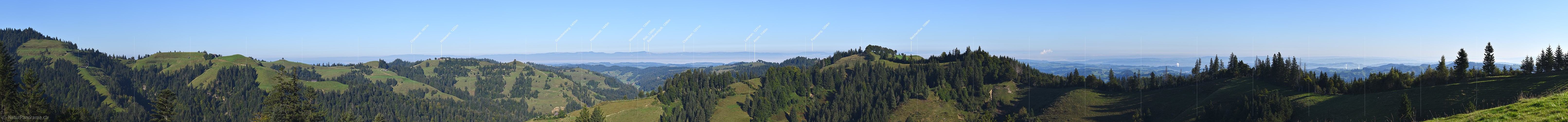 P025463: Langes Panoramafoto einer Emmentaler Hügellandschaft