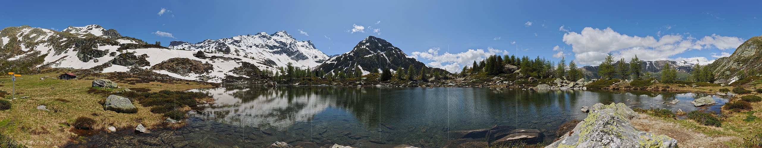 P013003b: 360° Panoramabild Bergsee mit schwacher Spiegelung