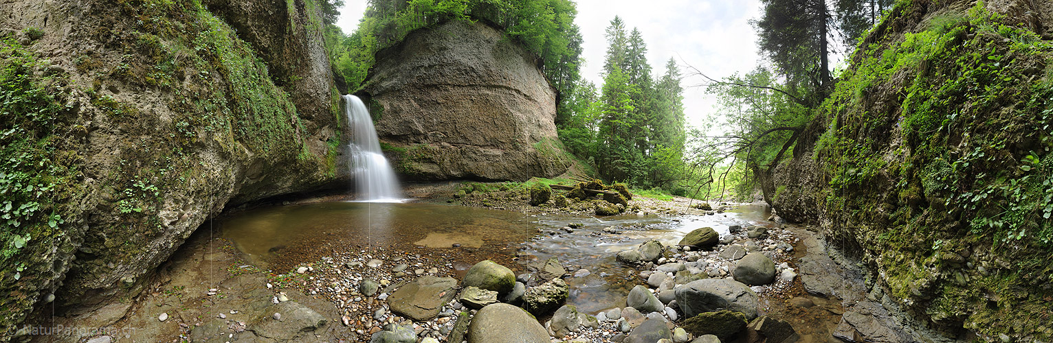 P010218: 360° Gigapixel Foto Wasserfall in Schlucht (Langzeitbelichtung)