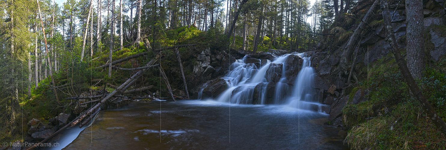P021302: Hochauflösendes Foto eines Wasserfalls (Langzeitbelichtung)