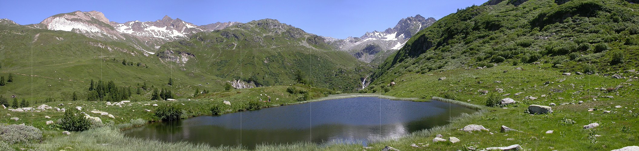 P000068: Panorama Bergsee in lieblicher Berglandschaft
