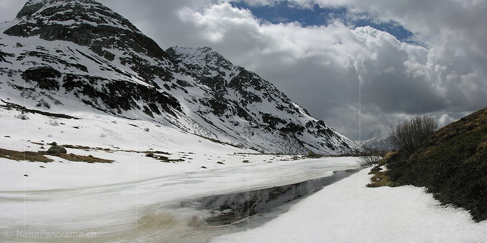P000137: Panorama Eisbedeckter Bergsee im Frühling. Halsesee, Binntal