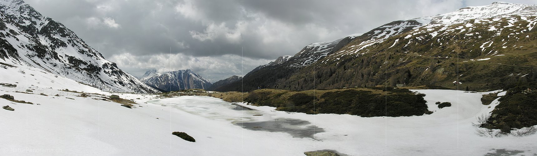 P000138: Panoramabild Eisbedeckter Bergsee im Frühling