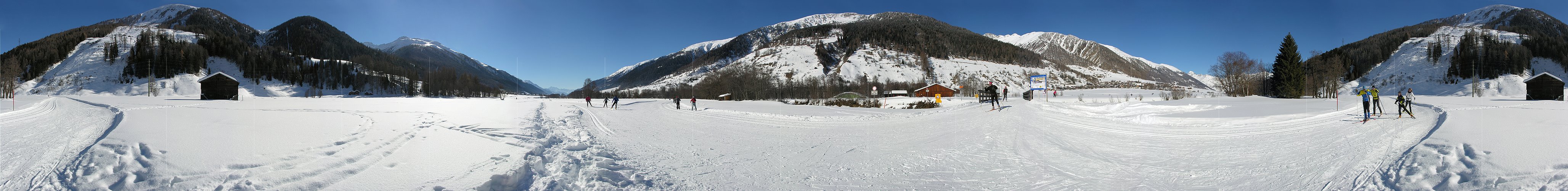 P000760: Panoramabild Sportler auf Langlaufloipe bei Reckingen im Goms
