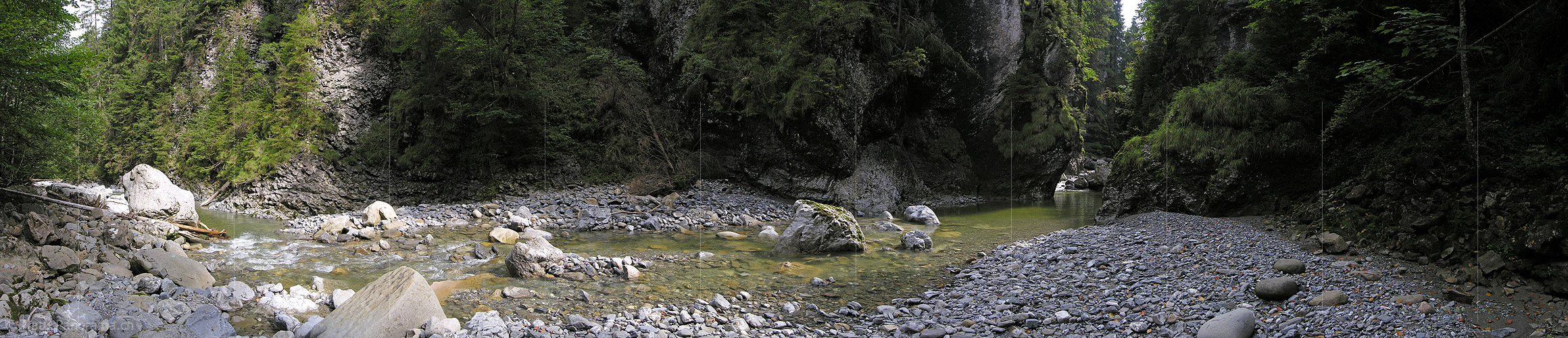 P001379: Panoramabild einer Schlucht in den Voralpen