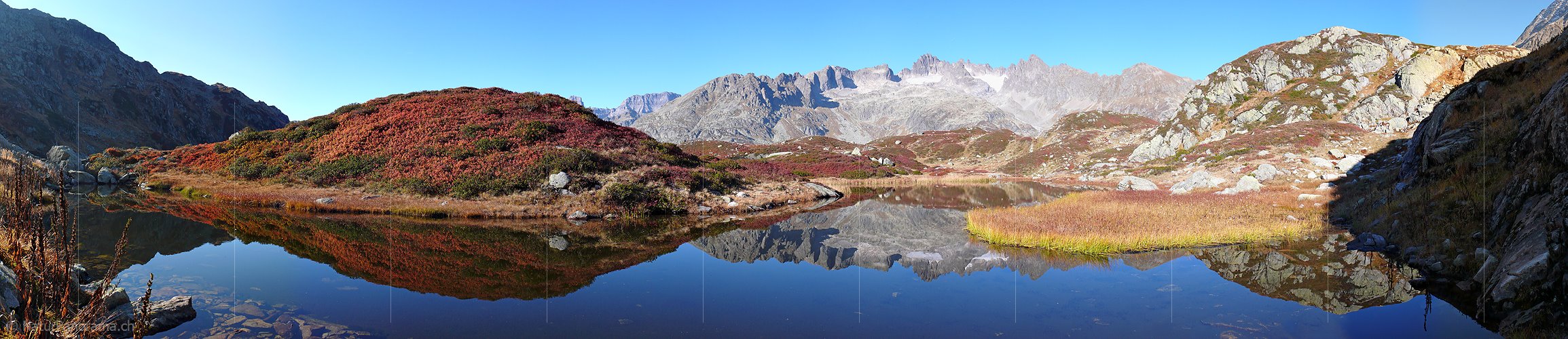 P001501: Panoramabild Spiegelung mit Berglandschaft