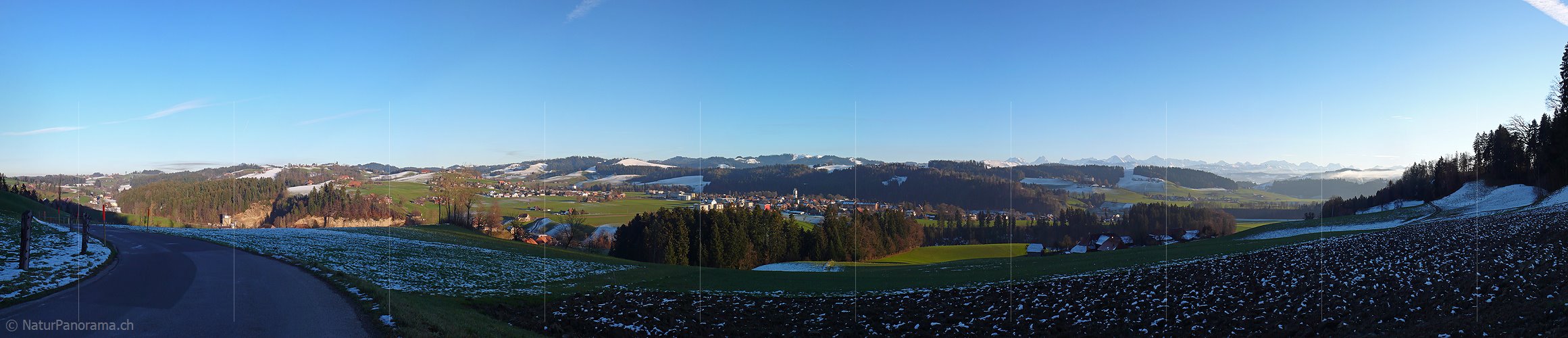 P001656: Panoramafoto Emmental: Sumiswald, Schloss Trachselwald und Berner Alpen
