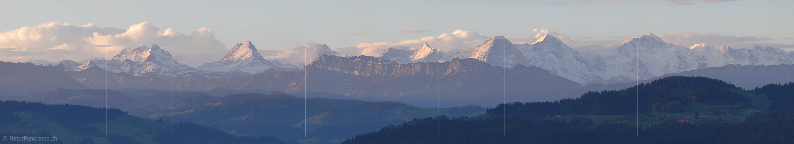P002205: Panoramabild Föhnstimmung über den Berner Alpen.