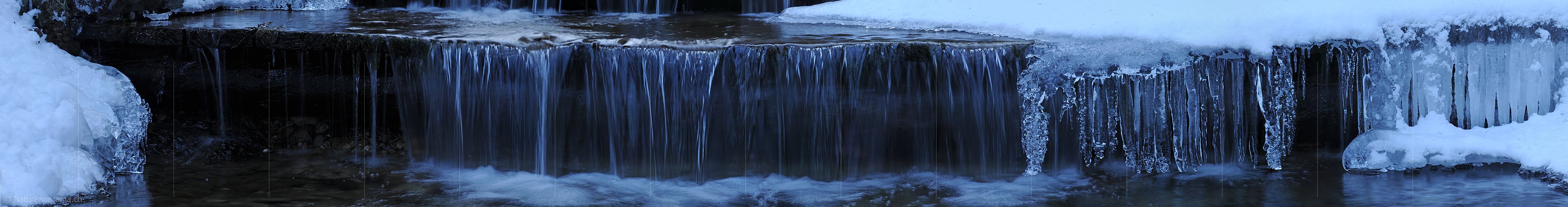 P003075: Panoramabild Eiszapfen an Bach