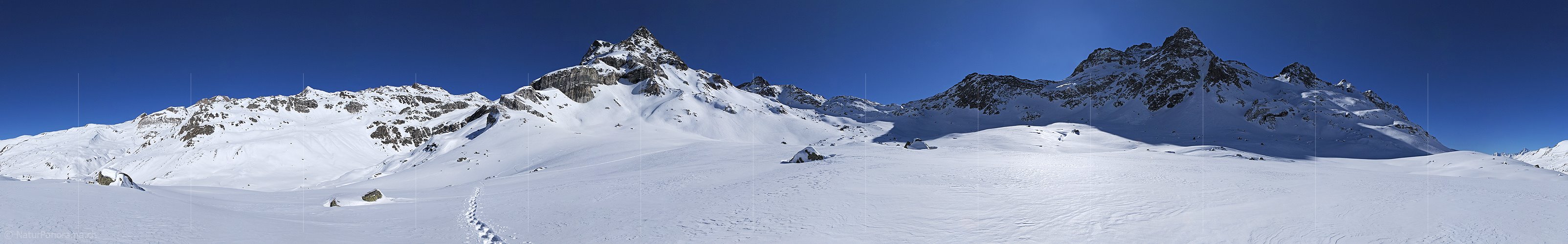 P003184: Panoramafoto Winterliche Berglandschaft mit Schneeschuhspur