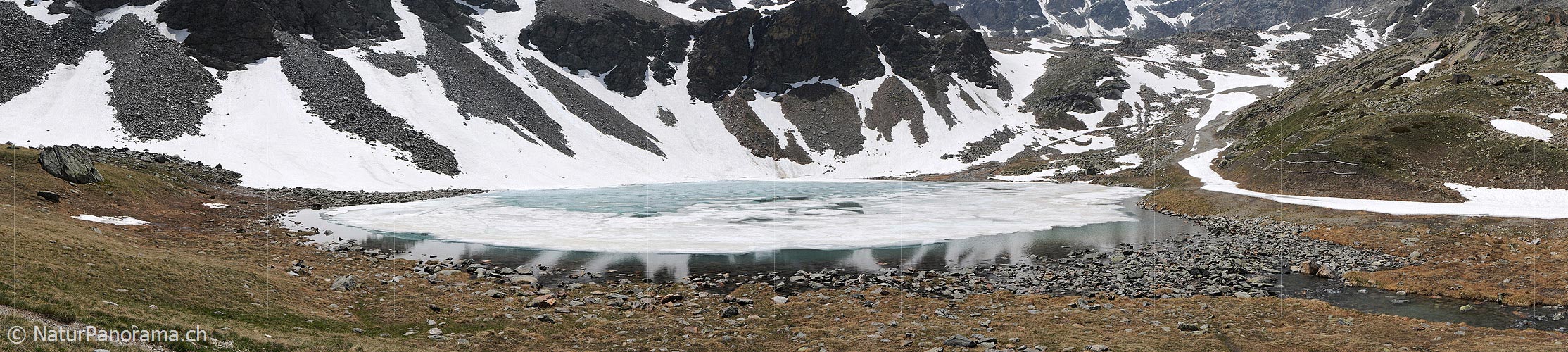 P003751: Panoramabild Eisbedeckter Bergsee