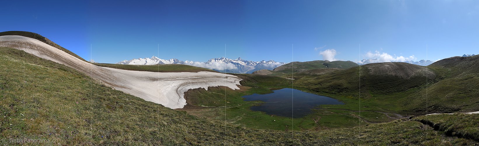 P003854: Panorama Bergsee in hochgelegener Geländemulde
