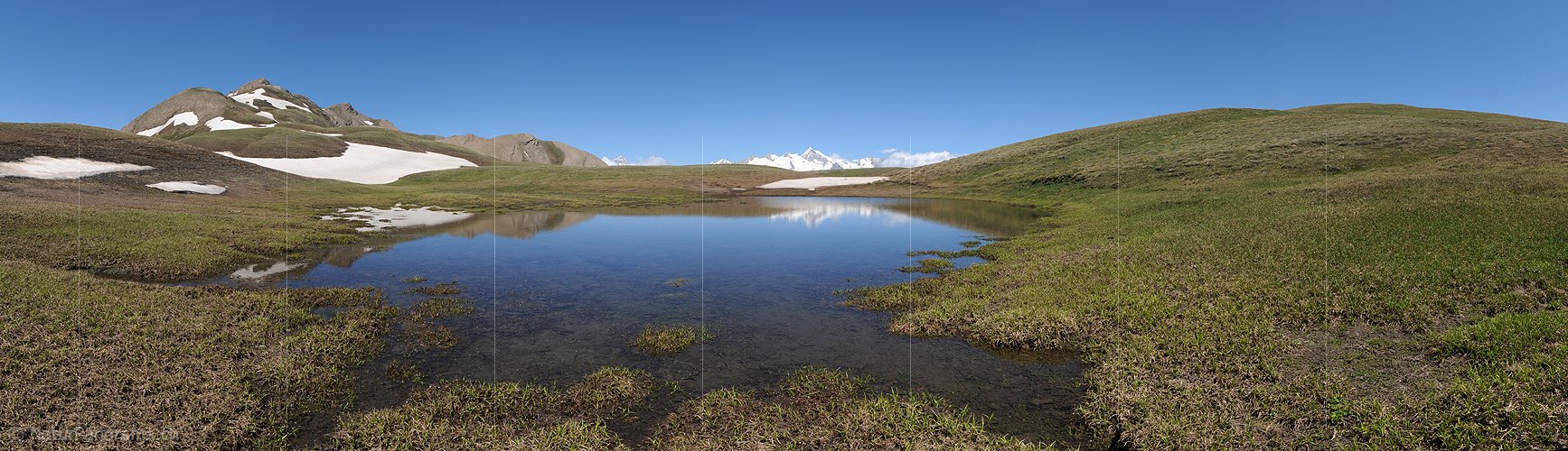 P003860: Panoramabild Kleiner See in lieblicher Berglandschaft