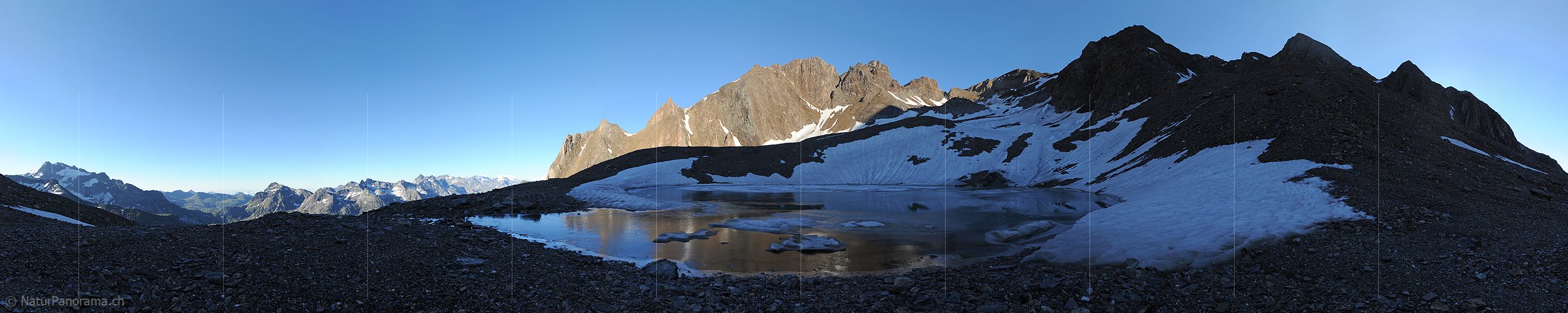 P003903: Panoramabild Morgenstimmung an Bergsee
